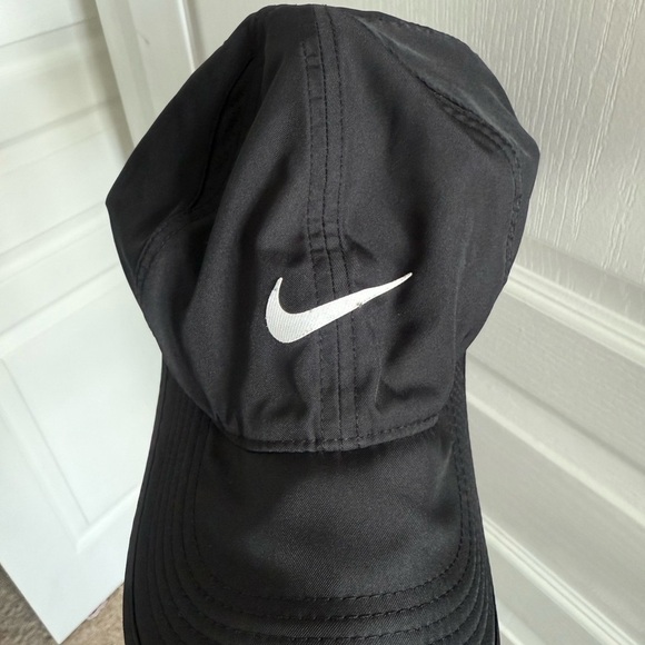 Nike Black and White Sports Hat - Picture 1 of 4